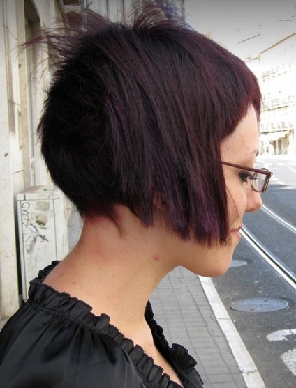 bok fryzury krótkiej asymetrycznej, fioletowe pasemka na ciemnych włosach, zdjęcie numer 197